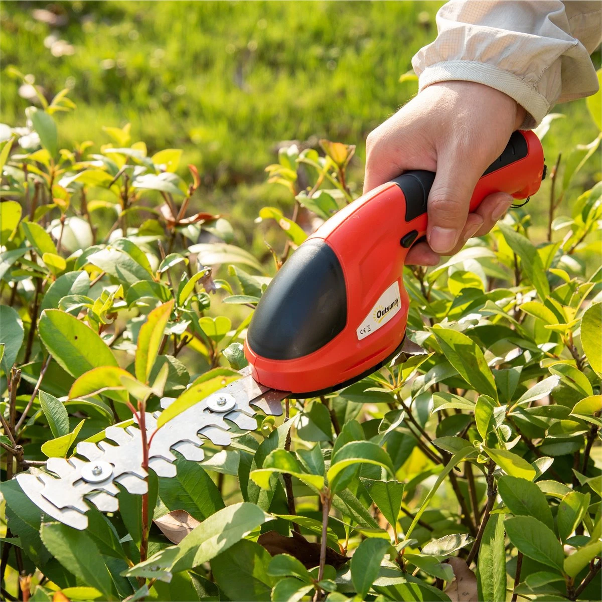 Outsunny Tijeras Cortacésped Y Arreglasetos 2 En 1 A Batería De 3.6V Con 2 Cuchillas Ancho De Corte 12 Cm/8 Cm Para Setos Césped Llave De Seguridad 37x6x9,5 Cm Rojo Y Negro - Imagen 2