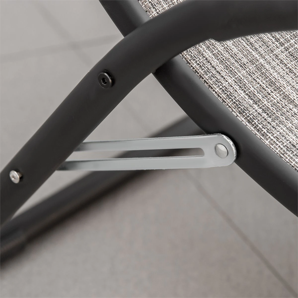 Outsunny Tumbona Plegable De Jardín Con Reposabrazos Reposapiés Respaldo Transpirable Y Marco De Metal Ergonómico Para Terraza Playa Camping 170x62x68 Cm Gris - Imagen 9