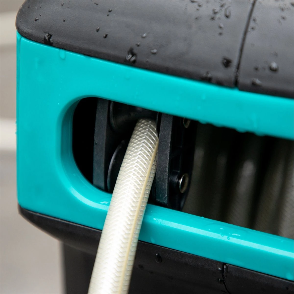 Outsunny Carrete De Manguera De Jardín 20M+1,95M Manguera De Riego Montado En Pared Enrollador Automático Con 7 Modos De Pulverización 180° Giratorio 52x43x24 Cm Negro Y Verde - Imagen 5