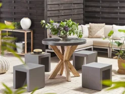Conjunto De Jardín De Cemento Reforzado Mesa ⌀ 90 Cm 4 Taburetes Gris/madera Clara OLBIA/TARANTO