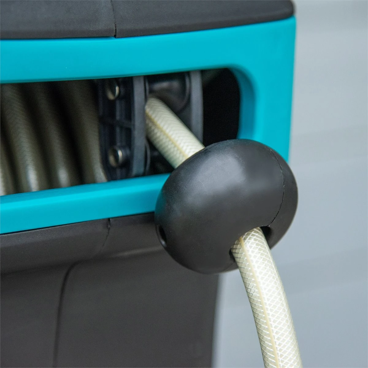 Outsunny Carrete De Manguera De Jardín 20M+1,95M Manguera De Riego Montado En Pared Enrollador Automático Con 7 Modos De Pulverización 180° Giratorio 52x43x24 Cm Negro Y Verde - Imagen 6